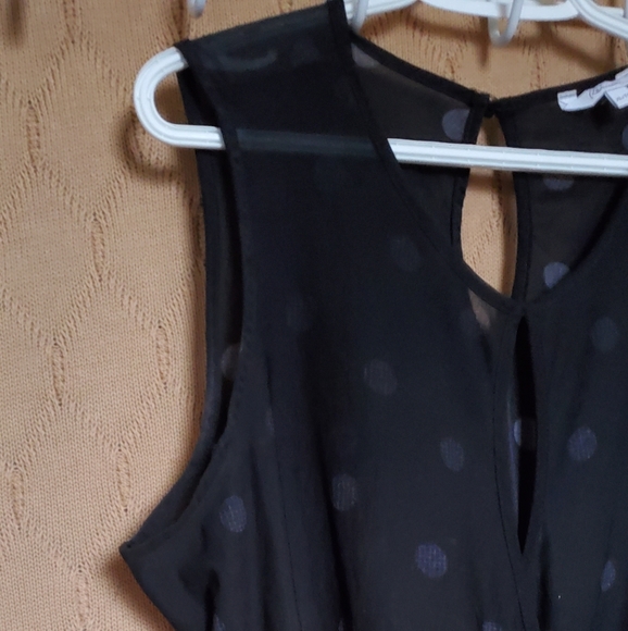 Gorgeous sleeveless blouse - Picture 3 of 7